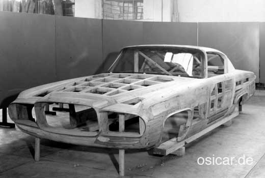 Holzmodell des Ghia L 6.4 Coupé